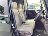 【ベンチシート】運転席と助手席の移動もスムーズ!狭い駐車場での乗り降りや、お子様の乗り降りにも便利です。座席の間にコンソールボックスやドリンクホルダーがないため、車内空間が広く感じます。
