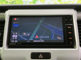 見やすい画面で、運転に必要な情報をしっかり確認できます。快適なドライブをサポートし、目的地までスムーズに案内してくれます。