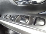 パワーウインドウスイッチ★運転席からドアミラーが操作可能です。電動格納機能も付いています♪