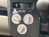 寒い冬も暑い夏も全席に快適な空調を届けてくれる、ダイヤル式エアコンを装備♪