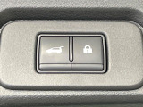【ハンズフリーパワーバックドア】リアバンパー下部に足先を出し入れするだけでバックドアが自動で開閉♪両手が荷物でふさがっている時でもラクラク開閉操作が行えます!