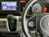 手に馴染むシフトノブで、操作がスムーズに。毎日のドライブがもっと楽しく快適になります。パーキングブレーキはフットブレーキタイプです。