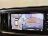【パノラミックビューモニター】映像で、見づらい車両周辺の確認をアシスト。クルマを真上から見ているような映像を表示。 運転席から確認しにくい車両周囲の状況を把握。