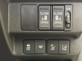 【両側パワースライドドア】スマートキーや運転席のスイッチで後席両側スライドドアの開閉が可能♪電動だから力を入れてドアを開ける必要が無く、小さなお子様でも簡単に開け閉めでき快適です♪