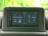多彩な機能を備え、快適なドライブをサポート。スマートフォン連携で、お気に入りの音楽やアプリを気軽に楽しめます。使いやすさも魅力です。