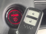 【Hondaスマートキー】カバンやポケットに入れたままでもドアの施錠・解錠が可能なスマートキーを装備。エンジンのオン・オフ時もカギを取り出す必要が無いからとっても便利です♪
