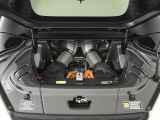 3.0L V6ツインターボエンジンに加え、モーターを搭載したプラグインハイブリッドモデルでございます。