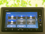 目的地設定やラジオ選局など、ドライブを快適にする機能が満載。使いやすいインターフェースで、スムーズな操作が可能です。
