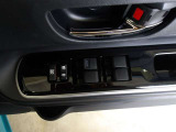 パワーウィンドウスイッチで運転席から全席の窓の開閉ができます。