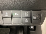 ハンドルの右側にはヘットライトリベライザーとHondaセンシング用のメインスイッチがついています。ヘッドライトリベライザーは道路状況や積荷の加重に応じてライトの高さを調節できます。