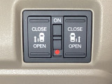 リアドアは乗り降りに便利な両側電動スライドドアです。また運転席に座っていながらスイッチ操作で自在にスライドドアを開け閉めできます。