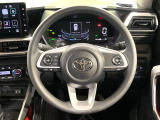 インテリアに合わせたデザインのステアリングは、運転される方のことも考え、運転しやすい形状、大きさです。是非一度、実際に触ってお確かめください。