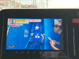 停車中にテレビや動画を楽しめる機能付き。休憩時間などにリラックスできます。家族での長距離移動にも最適です。
