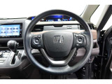 運転中もハンドルでの操作が可能です。特に高速道路等の目が離せない運転時には、便利さだけでなく、安全性も兼ね備えております。