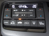 オートエアコンは左右席で独立温度コントロールが可能です。運転席はキンキンに冷やして助手席はマイルドにと言った設定が可能です。暑さ寒さでケンカすることもなくなりますね。