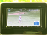 停車中にテレビや映像を楽しむことができます。ドライブ中や休憩中に、エンターテインメントを満喫できる便利な機能です。