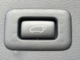 【パワーバックドア】スマートキーや運転席のボタンを押すだけでリアゲートが自動で開閉します!荷物を持っている時や、高い位置にあるバックドアを閉める際に便利な機能です♪