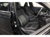 【運転席】ブラック基調のインテリアにハーフレザーシート(合皮/ファブリック※メーカー基準)。パワーシートでお好みの位置に座席を設定可能です。フロアマット付です。