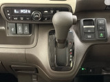 CVT車のセレクトレバーです。低速から高速まで、変速ショックのないスムーズな走りを実現するとともに、エンジン効率のよい領域を維持することで燃費にも貢献します。