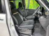 運転席まわりには十分なスペースがあり、大柄な方でもゆったり運転していただける環境です。