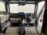 フロントガラスが大きく、ワイドな視界で運転もしやすくなるように設定されています。視認性のよいインパネ周りです。操作スイッチやカップホルダーも使いやすい位置に配置されています。