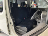 運転席まわりです。運転席からの視界が左右に広く隅々まではっきりと見渡せます!クルマの前端も把握しやすく安心して運転できます!