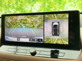 バックモニターで後方を確認し、狭い場所でも安全に駐車。ガイドライン表示で、距離感が掴みやすくなっています。