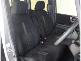 ベンチシート構造で狭いところに駐車しても乗り降り楽々!