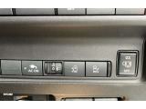 100V AC電源メインスイッチ。ハンズフリー両側オートスライドドアはインテリジェントキーを携帯したままでも足先を、すっと入れてさっと引くだけで自動開閉