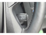 アクセルから足を離しても設定速度で走り続けてくれます。高速道路での長距離移動が楽になりますよ♪