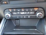 運転席、助手席に3段階調整式シートヒーターを装備。またステアリングにもヒーターを装備。フルオートエアコンなので温度を設定するだけで、吹出口・風量を自動的に調整してくれますので、快適にお過ごし頂けます。