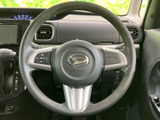 握りやすいステアリング形状で、長距離運転でも疲れにくい設計です。オーディオや通話の操作もスムーズに行えます。