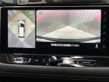 【アラウンドビューモニター】車を上から見下ろしているかのような映像で周囲の状況がひと目で確認、狭い駐車場に駐車するときも安心です♪