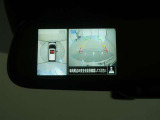 パノラミックビューモニター付きです。車両を上から見たような映像をディスプレイオーディオ画面に表示。運転席からの目視だけでは見にくい、車両周辺の状況をリアルタイムでしっかり確認できます。