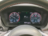 視認性の高いメーターで、運転に必要な情報を的確に把握できます。スタイリッシュなデザインも、運転の愉しさを高めます。