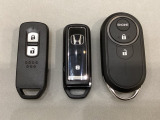 スマートキーを装備しています。鍵を差し込むことなくドアロックの開け閉めと、スタートボタン操作でのエンジンスタートができます。加えて、純正リモコンエンジンスターター用の操作キーもついています。