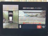 360度ビューカメラを搭載。4方の小型カメラの映像を処理し、車両真上からの映像に変換しています。