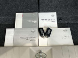 インテリジェントキーです♪キーを近づけてドアハンドルのスイッチを押すだけで開閉が出来ます♪カバンやポケットに入れてても反応するのでスムーズに乗車出来ます☆