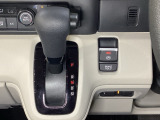 CVT車のセレクトレバーです。低速から高速まで、変速ショックのないスムーズな走りと、エンジン効率のよい領域を維持して燃費にも貢献します。サイドブレーキはスイッチ操作の電子制御パーキングブレーキです。