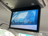 後席での移動時間を楽しく過ごせるTVモニター。長距離ドライブや送迎に便利です。停車時のエンターテイメントに。