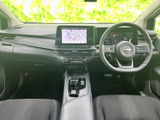 洗練されたデザインのディスプレイが、運転席からの操作をスムーズにし、快適なドライブをさらに引き立てます。操作性にも配慮した設計です。