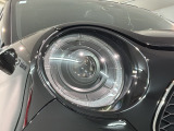 LEDヘッドライトは、点灯の瞬間から最大光量を発揮し、突然暗くなるトンネルなどでの安定感を高めます。