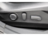 運転席パワーシート 電動シート採用で細かい微調整ができ、ドライビングポジションにしっかり合わせることで疲労軽減や事故防止につながります♪♪