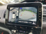 アラウンドビューモニターは4方のカメラで真上から車を見たようにモニターで確認ができます。周辺の安全確認、小さなお子様や障害物も目視で確認できるので駐車のしやすさだけでなく、事故防止にも役立ちます。