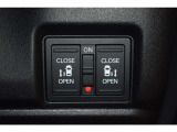 両側電動スライドドアです。ハンドル付近に開閉スイッチがあるので、運転席からも操作が可能です。