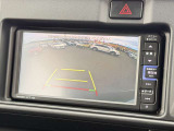 【バックモニター】後方の障害物や歩行者を確認できるバックモニター。狭い駐車場や混雑した場所でも安心して車を操作できます。