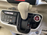 CVT車のセレクトレバーです。低速から高速まで、変速ショックのないスムーズな走りを実現するとともに、エンジン効率のよい領域を維持することで燃費にも貢献します。