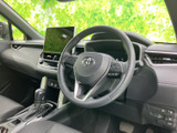 洗練された空間が広がる運転席。操作性の良い配置で、快適なドライビングをサポートします。