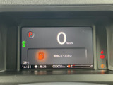 視認性の高いメーター類は、運転に必要な情報をドライバーにわかりやすく伝えます。直感的な操作で、運転に集中できます。洗練されたデザインも特徴です。