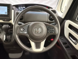 ハンドルにHondaセンシング系のクルーズコントロールやレーンキープアシストなどのスイッチと、オーディオの操作スイッチが装備されています。ハンドルから手を離さず安全に操作できます。